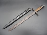 Italský bodák M91 se vzácnějším plechovým pouzdrem Italský bodák M91 se vzácnějším plechovým pouzdrem