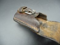 Švýcar.kožený závěsník na bodák - starší typ s přezkou - Zamluve