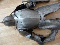 Pěkná replika renesanční zbroje Pěkná replika renesanční zbroje