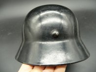 Německá helma M35 ET66 v poválečné úpravě