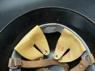 Německá helma M35 ET66 v poválečné úpravě