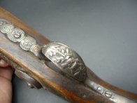 Pistole s Ag kováním z pol.18.stol. od puškaře Vignat
