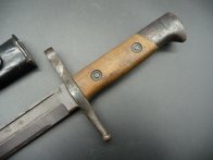 Italský bodák M91 se vzácnějším plechovým pouzdrem