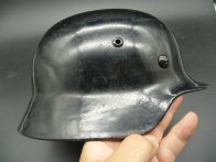 Německá helma M35 ET66 v poválečné úpravě