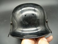 Německá helma M35 ET66 v poválečné úpravě