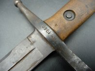 Italský bodák M91 se vzácnějším plechovým pouzdrem