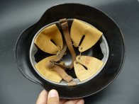 Německá helma M35 ET66 v poválečné úpravě